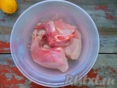 Для приготовления маринада смешайте воду с соком лимона (или 9% уксусом) и солью. В миску с маринадом выложите кусочки кролика, накройте крышкой и уберите в холодильник на пару часов (я оставляю на ночь). За это время мясо кролика промаринуется, впитает в себя соль, станет немного светлее.
