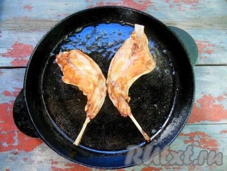 Обжарьте кусочки кролика на сковороде, хорошо разогретой с растительным маслом, до красивого румяного цвета. Если всё мясо сразу не поместится в один слой на сковороде, тогда обжаривайте его в несколько партий.