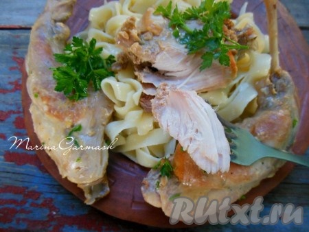 Затем накройте крышкой и дайте настояться в течение 10-15 минут. Тушеное мясо кролика, приготовленное с такой подливой, выходит очень нежным и сочным. В качестве гарнира подойдет картофельное пюре, рис или же макароны. Очень вкусно!