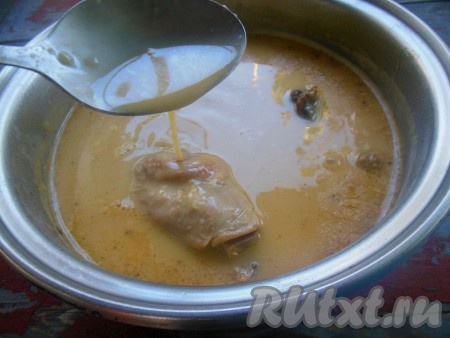 В кипящую воду тонкой струйкой влейте подливу, непрерывно перемешивая. Попробуйте готовую подливу в кастрюле с кроликом на соль, если необходимо - досолите, доведите до кипения и проварите 2-3 минуты с момента закипания.