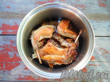 Обжаренное мясо выкладывайте в кастрюлю.