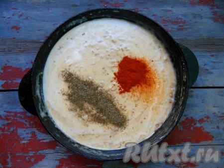 Обжаривайте лук до румяного цвета, затем добавьте муку, хорошо перемешайте. Готовьте на небольшом огне, помешивая, пару минут, затем влейте воду, тщательно перемешайте, добавьте сметану, соль, черный молотый перец, измельченный лавровый лист и паприку, ещё раз перемешайте. Для того чтобы подлива стала однородной, получившуюся массу можно пробить в блендере.