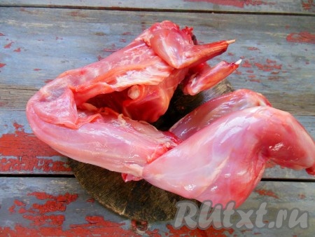 Для приготовления блюда я взяла молодого небольшого кролика.