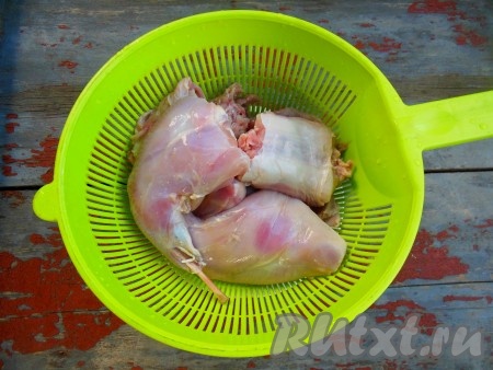 По истечении времени маринад слейте, промойте мясо под проточной водой, выложите на дуршлаг, чтобы стекла жидкость.