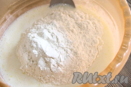 Начать частями добавлять муку, каждый раз полностью вмешивая её.&nbsp;