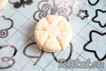 На каждом кружке сделать надрезы с помощью ножа, не дорезая тесто до середины (как на фото).&nbsp;