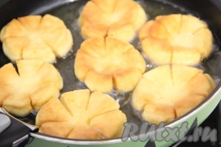 Жарить пышки с двух сторон до золотистого цвета.
