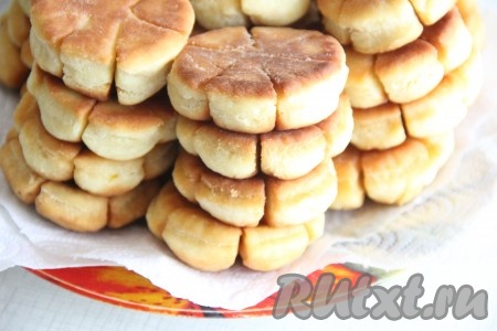 Готовые жареные пышки выкладывать со сковороды на бумажное полотенце, чтобы избавиться от излишков масла.