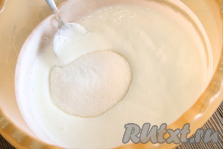Затем в смесь кефира и соды добавить сахар, соль и ванильный сахар, тщательно перемешать.