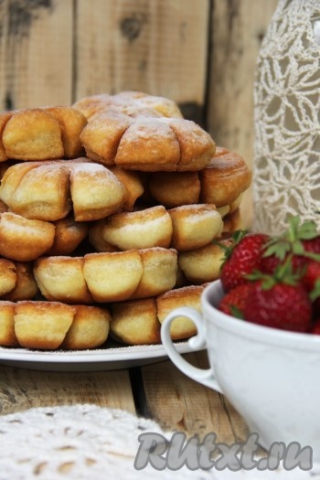 Постепенно пожарить все пышки на сковороде. Пышки, приготовленные на кефире с содой, получаются аппетитными, вкусными, ароматными, при подаче их можно посыпать сахарной пудрой.&nbsp;