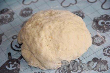 Добавляя понемногу муку, замесить мягкое, нежное тесто для пышек. Как только тесто стало не липнущим к рукам, но при этом осталось очень мягким, значит больше муку добавлять не нужно. Важно, ориентироваться не на количество муки, а на структуру замешиваемого теста.