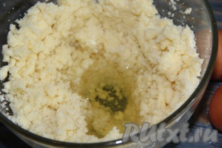 Затем добавить растительное масло и снова взбить.
