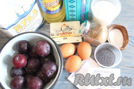 Подготовить продукты для приготовления сливового пирога в мультиварке. Сливочное масло заранее размягчить.