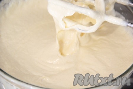 Затем добавить кефир и ещё раз взбить. Масса получится очень пышной и воздушной.
