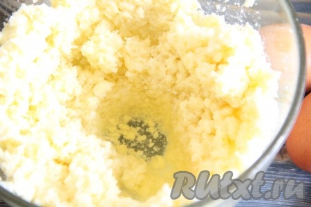 С помощью миксера взбить массу, она получится слегка рыхлой.
