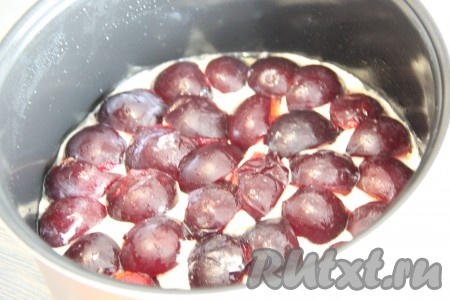 Выложить нарезанные сливы поверх теста. Выставить режим мультиварки "Выпечка", время выпекания - 95 минут (может чуть больше).
