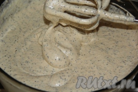 На низкой скорости миксера перемешать массу.