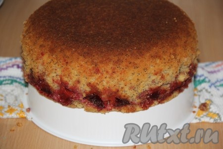 Готовность пирога со сливами проверить деревянной шпажкой. Пирог немного остудить, а затем достать из чаши мультиварки.
