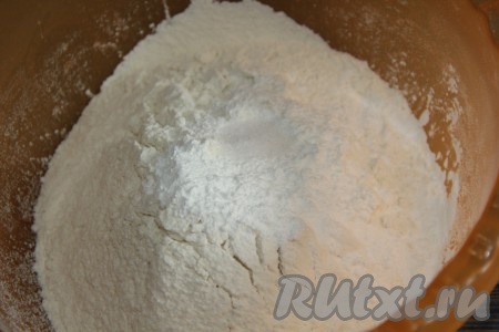 В отдельную миску просеять муку, добавить разрыхлитель и соль. 