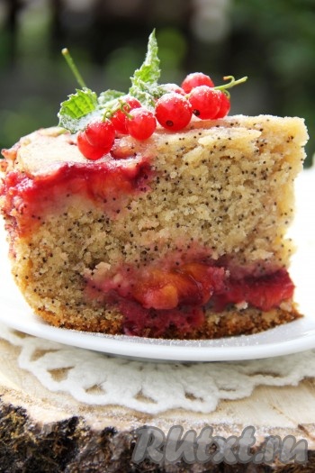 Готовую выпечку нарезать на кусочки и подать к столу. Верх сливового пирога, приготовленного в мультиварке, я украсила свежими ягодами и мятой. Обязательно попробуйте приготовить! Пирог по этому рецепту получается безумно вкусным, просто тающим во рту.
