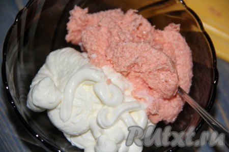 Для приготовления крема соединить икру мойвы и творожный сыр. Творожный сыр нужно предварительно достать из холодильника.&nbsp;
