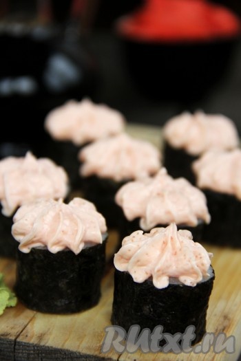Отсадить крем на роллы в виде цветочков. Готовые очень вкусные, нежные роллы с рыбой и огурцом, украшенные воздушным кремом из икры мойвы и сыра, подать к столу, дополнив соевым соусом, имбирём и вассаби.