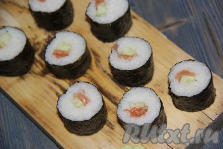 Каждый получившийся рулет острым ножом разрезать на 6-8 кусочков. В принципе, вкусные роллы с рыбой и огурцом готовы. Я предлагаю подать их к столу, украсив кремом из икры мойвы и творожного сыра.
