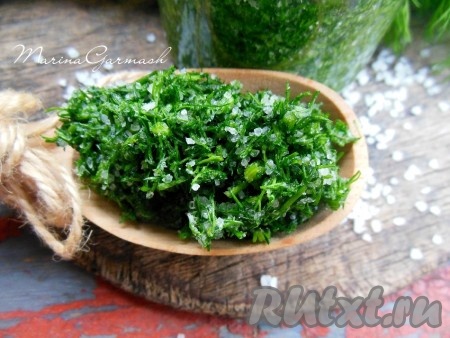 Банку с укропом с солью закройте пластмассовой или завинчивающейся крышкой и уберите в холодильник. Такую заготовку рекомендуется хранить в холодильнике около 6 месяцев. Эта ароматная заготовка зимой станет отличным дополнением ко многим блюдам.
