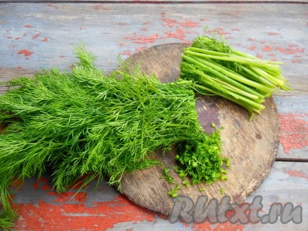 Грубые веточки отрежьте, их можно не выбрасывать, а, завернув в пергамент, фольгу или пищевую пленку, убрать в морозилку. Зимой эти ароматные веточки можно использовать для приготовления овощного бульона, ухи или запеченной рыбы.