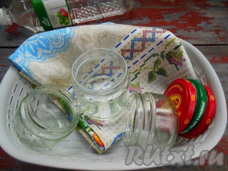 Подготовьте баночку для фасовки зелени: банку вымойте, налейте в неё уксус, закройте крышечкой, хорошо потрясите и вылейте уксус. Затем в чистую банку расфасуйте соленый укроп, прижимая каждый слой ложкой.
