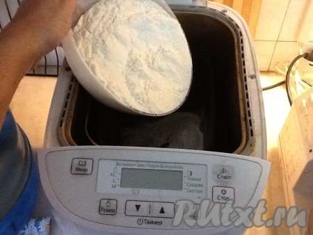 Просеянную муку пересыпать в контейнер хлебопечки.