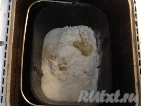 Влить в контейнер подсолнечное масло.