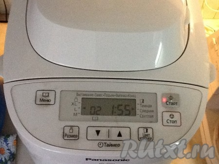 Закрыть крышку хлебопечки и выставить программу выпечки "Основной быстрый". У меня эта программа рассчитана на 1 час 55 минут.&nbsp;Выставляем размер буханки "L" и цвет корочки - средний.
