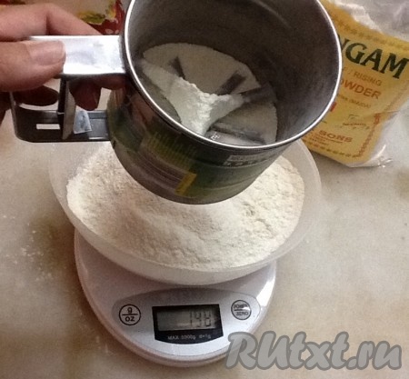 Просеять муку и взвесить на весах.