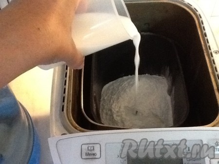 Добавить молочную смесь в контейнер.