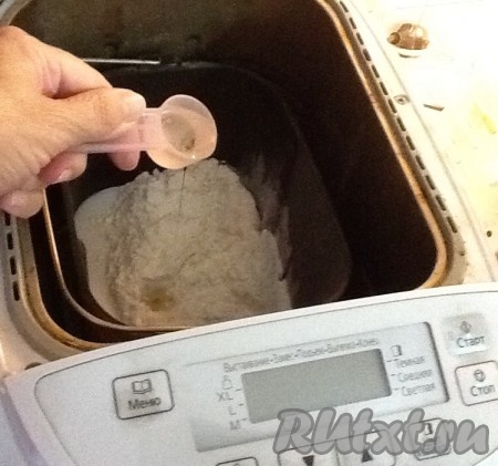 Влить в контейнер подсолнечное масло.