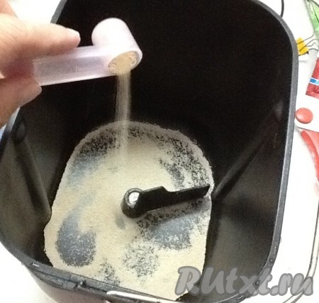 Всыпать в контейнер хлебопечки дрожжи, сахар, соль, панифарин и беккер герме. 