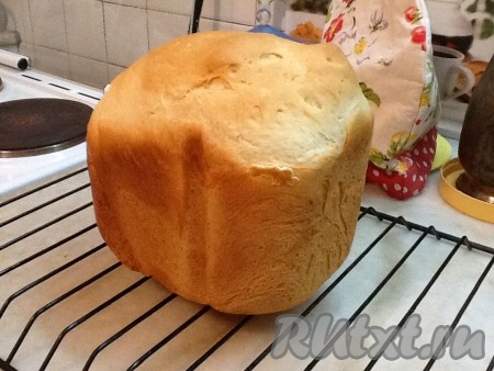 Открываем крышку хлебопечки и аккуратно, с помощью прихваток, достаём наш хлебушек. Выкладываем быстрый хлеб на решётку, накрываем полотенцем и оставляем до полного остывания. Это нужно сделать обязательно! Иначе, если резать хлеб горячим, мякиш сомнётся.