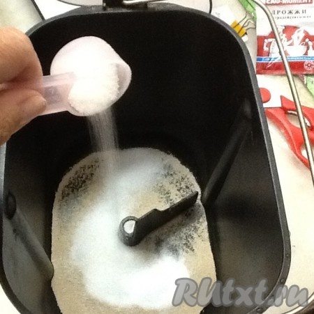 Всыпать в контейнер хлебопечки дрожжи, сахар, соль, панифарин и беккер герме. 