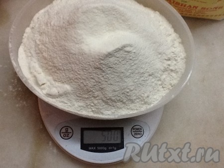 Просеять муку и взвесить на весах.