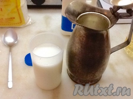 Отмерить молоко и разбавить его кипячёной водой до 280 мл.