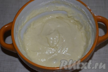 В смесь яйца и сметаны кладем соль и добавляем по 1 столовой ложке муки, хорошо перемешивая тесто. По консистенции тесто для галушек должно быть не очень густым, похожим на домашнюю сметану.
