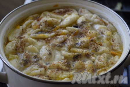 Проварить суп с галушки не более 2-3 минут, добавить специи, соль, свежемолотый перец.
