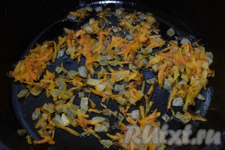 Обжариваем морковку с луком на слабом огне, иногда помешивая, до прозрачности и выключаем огонь. Зажарка готова.
