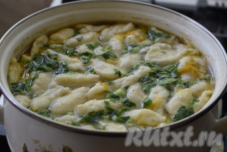 Выключить суп и дать постоять, примерно, 10 минут.
