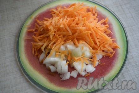 Варим суп на небольшом огне до готовности картошки. Пока варится картофель, займёмся приготовлением зажарки и замешиванием галушек. Для приготовления зажарки мелко нарезаем очищенный лук и натираем на крупной тёрке очищенную морковь.
