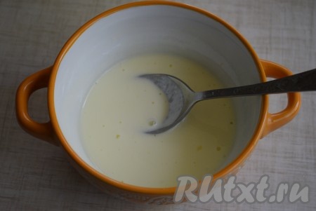 К яйцу добавляем сметану и хорошо перемешиваем.
