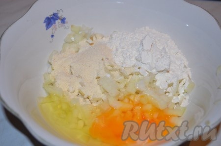 Добавляем к луку соль, перец, муку, манку и яйца. Тщательно перемешиваем, оставляем на 15 минут, чтобы манка набухла.