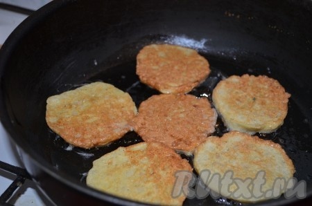 Затем обжариваем луковые котлеты на растительном масле, как оладьи (см. на фото).

