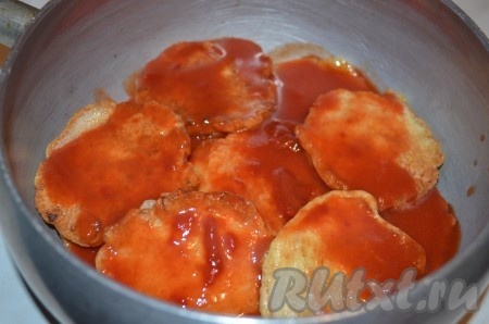 Выкладываем котлеты в кастрюлю. В томатный соус добавляем немного воды, специи по вкусу, заливаем котлеты. Доводим до кипения и тушим котлеты из лука 5 минут.
